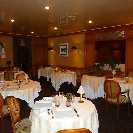 Logis Restaurant Le Gue Du Holme