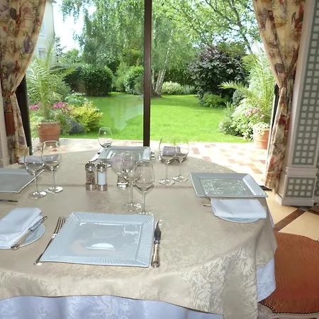 Hotel Logis Restaurant Le Gue Du Holme