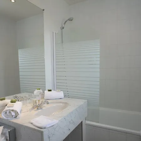 Hotel Logis Restaurant Le Gue Du Holme 3*