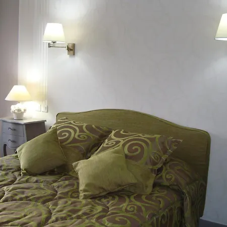 Logis Hotel Restaurant Le Gue Du Holme