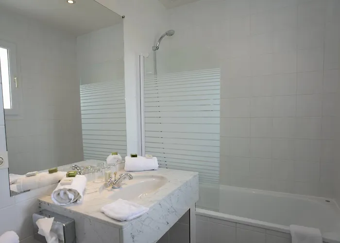 Hotel Logis Restaurant Le Gue Du Holme 3*